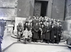 Magyarország, Budapest V., Szent István tér, a Szent István-bazilika egyik északi oldalbejárata., 1946, Hámori Gyula, kalap, esküvő, csoportkép, menyasszony, vőlegény, bunda, automobil, rendszám, Budapest, Fortepan #105220