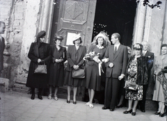 Magyarország, Budapest V., Március 15. (Eskü) tér, a felvétel a Belvárosi Nagyboldogasszony Főplébánia-templom kapujánál készült., 1946, Hámori Gyula, Budapest, vőlegény, menyasszony, tüll, Fortepan #105227