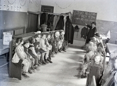 Magyarország, Budapest VII., Kertész (Nagyatádi Szabó Gábor) utca 32., ortodox iskola és hitközségi napközi otthon., 1946, Hámori Gyula, iskolai tábla, zsidóság, Budapest, héber írás, Dávid csillag, Fortepan #105228