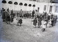 Magyarország, Budapest VII., Kertész (Nagyatádi Szabó Gábor) utca 32., ortodox iskola és hitközségi napközi otthon udvara., 1946, Hámori Gyula, zsidóság, Budapest, gyerekek, játék, Fortepan #105232