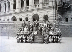 Magyarország, Budapest VI., Felső erdősori Általános iskola (később Erkel Ferenc Általános Iskola) udvara, csoportkép egy hetedikes osztályról. Háttérben az Andrássy út 83–85. számú ház udvari homlokzata., 1948, Hámori Gyula, Budapest, fiúosztály, osztálykép, Fortepan #105235