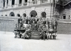 Magyarország, Budapest VI., Felső erdősori Általános iskola (később Erkel Ferenc Általános Iskola) udvara, csoportkép egy hatodikos osztályról. Háttérben az Andrássy út 83–85. számú ház udvari homlokzata., 1948, Hámori Gyula, Budapest, fiúosztály, osztálykép, Fortepan #105236