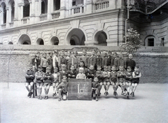 Magyarország, Budapest VI., Felső erdősori Általános iskola (később Erkel Ferenc Általános Iskola) udvara, csoportkép egy elsős osztályról. Háttérben az Andrássy út 83–85. számú ház udvari homlokzata., 1948, Hámori Gyula, Budapest, fiúosztály, osztálykép, Fortepan #105240