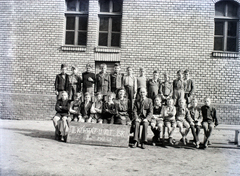 Magyarország, Óbuda, Budapest III., Kórház utca, az Általános Iskola udvara. Csoportkép egy harmadikos osztályról., 1948, Hámori Gyula, Budapest, fiúosztály, osztálykép, Fortepan #105243