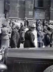 Magyarország, Budapest V., Szent István tér a Szent István-bazilika főbejárata előtt., 1947, Hámori Gyula, Budapest, csoportosulás, Fortepan #105245