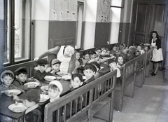 Magyarország, Budapest VII., Kertész (Nagyatádi Szabó Gábor) utca 32., ortodox iskola és hitközségi napközi otthon., 1946, Hámori Gyula, étkezés, gyerekek, enteriőr, zsidóság, Budapest, héber írás, Fortepan #105253