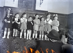 Hungary, Budapest VII., Kazinczy utcai orthodox központ, díszterem., 1946, Hámori Gyula, hat, tableau, audience, kids, interior, ribbon, judaism, bell, Budapest, suspenders, yellow star, Fortepan #105254