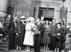 Magyarország, Budapest V., Szent István tér, a Szent István-bazilika főbejárata., 1947, Hámori Gyula, Budapest, latin felirat, menyasszony, vőlegény, esküvő, csoportkép, Fortepan #105260