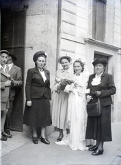 Magyarország, Budapest VII., a Kazinczy utcai orthodox központ bejárata a zsinagóga mellett., 1947, Hámori Gyula, Budapest, hölgy, menyasszony, esküvő, csoportkép, Fortepan #105265