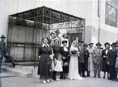 Magyarország, Budapest VII., a Kazinczy utcai orthodox központ udvara, hüpe (menyegzői baldachin) a zsinagógánál., 1947, Hámori Gyula, zsidóság, Budapest, héber írás, hüpe, Dávid csillag, Fortepan #105266