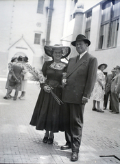 Magyarország, Budapest VII., a Kazinczy utcai orthodox központ udvara a zsinagógánál, szemben az izraelita községháza bejárata., 1947, Hámori Gyula, Budapest, kalap, menyasszony, vőlegény, csipke, Fortepan #105268