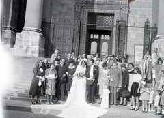 Magyarország, Budapest V., Szent István tér, a Szent István-bazilika főbejárata., 1947, Hámori Gyula, Budapest, menyasszony, vőlegény, esküvő, csoportkép, Fortepan #105275