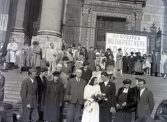 Magyarország, Budapest V., Szent István tér, a Szent István-bazilika főbejárata., 1947, Hámori Gyula, Budapest, esküvő, násznép, csoportkép, Fortepan #105284