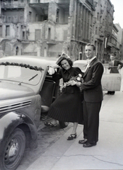 Magyarország, Budapest V., Szent István tér a Szent István-bazilika főbejárata előtt, háttérben jobbra a Hercegprímás (Wekerle Sándor) utca házsora., 1947, Hámori Gyula, Budapest, autóba szállás, menyasszony, vőlegény, Fortepan #105289