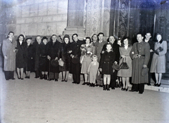 Magyarország, Budapest V., Szent István tér, Szent István-bazilika, főbejárat, a kihajtott kapuszárnyat az apostolok arcmásai díszítik., 1948, Hámori Gyula, Budapest, csoportkép, Fortepan #105296