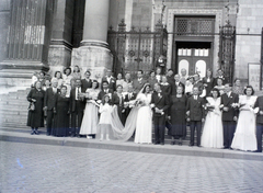 Magyarország, Budapest V., Szent István tér, a Szent István-bazilika főbejárata., 1948, Hámori Gyula, Budapest, esküvő, csoportkép, Fortepan #105299