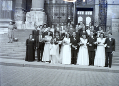 Magyarország, Budapest V., Szent István tér, a Szent István-bazilika főbejárata., 1948, Hámori Gyula, Budapest, esküvő, csoportkép, Fortepan #105301