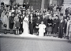 Magyarország, Budapest V., Szent István tér, a Szent István-bazilika főbejárata., 1948, Hámori Gyula, Budapest, esküvő, csoportkép, Fortepan #105304