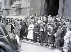 Magyarország, Budapest V., Szent István tér, a Szent István-bazilika egyik északi oldalbejárata., 1948, Hámori Gyula, Budapest, esküvő, csoportkép, Fortepan #105310