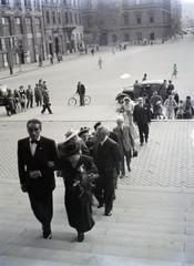 Magyarország, Budapest V., Szent István tér, a felvétel a Szent István-bazilika főbejárata előtt készült a Zrínyi utca felé nézve., 1948, Hámori Gyula, Budapest, násznép, Fortepan #105316