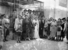 Magyarország, Budapest VII., a Kazinczy utcai orthodox központ udvara, hüpe (menyegzői baldachin) a zsinagógánál., 1948, Hámori Gyula, zsidóság, Budapest, héber írás, hüpe, Dávid csillag, csoportkép, Fortepan #105318