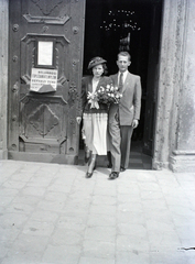 Magyarország, Budapest V., Március 15. (Eskü) tér, a felvétel a Belvárosi Nagyboldogasszony Főplébánia-templom kapujánál készült., 1948, Hámori Gyula, Budapest, menyasszony, vőlegény, Fortepan #105324