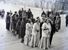 Magyarország, Budapest V., Szent István tér, a felvétel a Szent István-bazilika főbejárata előtt készült., 1948, Hámori Gyula, Budapest, menyasszony, vőlegény, szőrme, Fortepan #105330