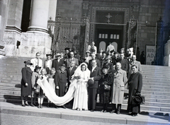 Magyarország, Budapest V., Szent István tér, a Szent István-bazilika főbejárata., 1948, Hámori Gyula, Budapest, esküvő, csoportkép, Fortepan #105338