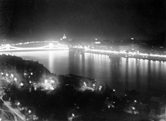 Magyarország, Budapest I., esti látkép a Széchenyi Lánchíddal, a Szent Gellért-szobortól fényképezve., 1939, Kurutz Márton, híd, Duna, díszkivilágítás, Budapest, függőhíd, William Tierney Clark-terv, Fortepan #10534