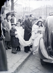 Magyarország, Budapest VII., Bethlen Gábor tér, a felvétel a zsinagóga előtt készült., 1948, Hámori Gyula, Budapest, kislány, autóba szállás, kisfiú, Fortepan #105341