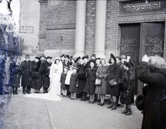 Magyarország, Budapest VII., Bethlen Gábor tér, zsinagóga., 1947, Hámori Gyula, zsinagóga, zsidóság, Budapest, esküvő, csoportkép, felirat, Fortepan #105342