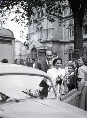 Magyarország, Budapest VII., Bethlen Gábor tér, zsinagóga., 1947, Hámori Gyula, Budapest, menyasszony, automobil, vőlegény, Fortepan #105351