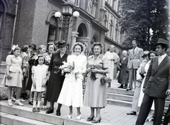 Magyarország, Budapest VII., Bethlen Gábor tér, a felvétel a zsinagóga előtti kertben készült. Háttérben a siketnéma-intézet homlokzata (később McDaniel College)., 1947, Hámori Gyula, Budapest, csoportosulás, hölgy, menyasszony, ünneplő ruha, Fortepan #105355