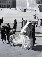 Magyarország, Budapest V., Szent István tér, a felvétel a Szent István-bazilika főbejárata előtt készült., 1947, Hámori Gyula, Budapest, menyasszony, fátyol, Fortepan #105364