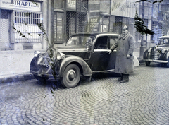 Magyarország, Budapest VII., Dohány utca páratlan oldala a zsinagógával szemben., 1946, Hámori Gyula, cégtábla, Steyr-márka, osztrák gyártmány, Opel-márka, utcakép, taxi, sofőr, fodrászat, bunda, kockakő, automobil, Opel Olympia OL38, szűcs, Budapest, Fortepan #105371