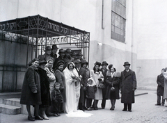 Magyarország, Budapest VII., a Kazinczy utcai orthodox központ udvara, hüpe (menyegzői baldachin) a zsinagógánál., 1949, Hámori Gyula, zsidóság, Budapest, héber írás, hüpe, Dávid csillag, Fortepan #105375