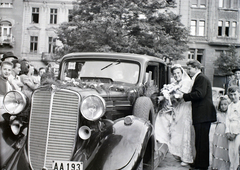 Magyarország, Budapest IX., Bakáts tér, a felvétel az Assisi Szent Ferenc-templom előtt készült., 1948, Hámori Gyula, esküvő, amerikai gyártmány, menyasszony, vőlegény, automobil, Nash-márka, Budapest, autóba szállás, Fortepan #105389