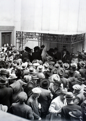 Magyarország, Budapest VII., a Kazinczy utcai orthodox központ udvara, hüpe (menyegzői baldachin) a zsinagógánál., 1948, Hámori Gyula, zsidóság, Budapest, héber írás, hüpe, Dávid csillag, Fortepan #105405