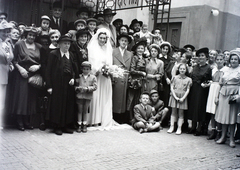 Magyarország, Budapest VII., a Kazinczy utcai orthodox központ udvara, hüpe (menyegzői baldachin) a zsinagógánál., 1948, Hámori Gyula, zsidóság, Budapest, héber írás, hüpe, Dávid csillag, földön ülés, Fortepan #105406