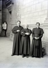 Magyarország, Budapest V., Szent István tér, a felvétel a Szent István-bazilika főbejáratánál készült., 1949, Hámori Gyula, pap, reverenda, Budapest, karba tett kéz, Fortepan #105418