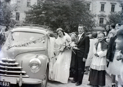 Magyarország, Budapest IX., Bakáts tér, a felvétel az Assisi Szent Ferenc-templom előtt készült., 1949, Hámori Gyula, Skoda 1101/1102 Tudor, Budapest, autóba szállás, ministráns, Fortepan #105421