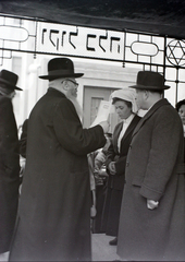 Magyarország, Budapest VII., a Kazinczy utcai orthodox központ udvara, hüpe (menyegzői baldachin) a zsinagógánál., 1948, Hámori Gyula, zsidóság, rabbi, Budapest, héber írás, hüpe, Dávid csillag, Fortepan #105425