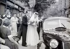 Magyarország, Budapest V., Ferenciek tere az Irányi utca felé nézve, a felvétel a Belvárosi Ferences templom előtt készült., 1948, Hámori Gyula, Budapest, autóba szállás, Fortepan #105446