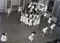 Magyarország, Budapest V., Sütő utca 1., a Deák Téri Evangélikus Gimnázium díszterme., 1950, Hámori Gyula, csillár, karika, parketta, Budapest, tornásznő, Illésházy István-ábrázolás, fehér ruha, Fortepan #105454