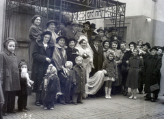 Magyarország, Budapest VII., a Kazinczy utcai orthodox központ udvara, hüpe (menyegzői baldachin) a zsinagógánál., 1948, Hámori Gyula, zsidóság, Budapest, héber írás, hüpe, Dávid csillag, Fortepan #105457