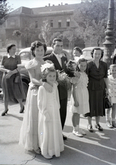 Magyarország, Budapest VII., Rózsák tere, a felvétel a görögkatolikus templom előtt készült., 1949, Hámori Gyula, Budapest, Kolbenheyer Ferenc-terv, esküvő, Fortepan #105462