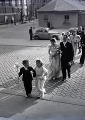 Magyarország, Budapest V., Szent István tér, a felvétel a Szent István-bazilika főbejárata előtt készült., 1951, Hámori Gyula, esküvő, utcakép, taxi, menyasszony, vőlegény, Skoda 1101/1102 Tudor, frakk, keramit, Budapest, Fortepan #105468