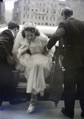 Magyarország, Budapest V., Szent István tér, a felvétel a Szent István-bazilika főbejárata előtt készült a Zrínyi utca felé nézve., 1948, Hámori Gyula, Budapest, menyasszony, Fortepan #105476