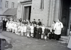 Magyarország, Budapest VIII., Kerepesi út 33., Lisieux-i Szent Teréz-templom (Törökőri templom)., 1948, Hámori Gyula, Budapest, pap, gyerekek, sorbanállás, Fortepan #105479