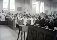 Magyarország, Budapest VIII., Kerepesi út 33., Lisieux-i Szent Teréz-templom (Törökőri templom)., 1948, Hámori Gyula, Budapest, pap, gyerekek, ünneplő ruha, összekulcsolt kéz, templombelső, Fortepan #105480